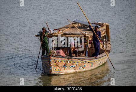 I pescatori di Mohana navigano sulla loro casa galleggiante sul lago Manchar in Pakistan mentre si preparano per la pesca quotidiana Foto Stock