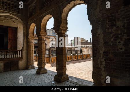 Casa storica che mostra l'architettura tradizionale nella città vecchia di Peshawar Foto Stock