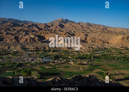 Vista da un punto alto attraverso le montagne che circondano Bamyian, mostrando il paesaggio e i campi, ammirando Shahr-e-Gholghola, Bamyian, Afghanistan Foto Stock