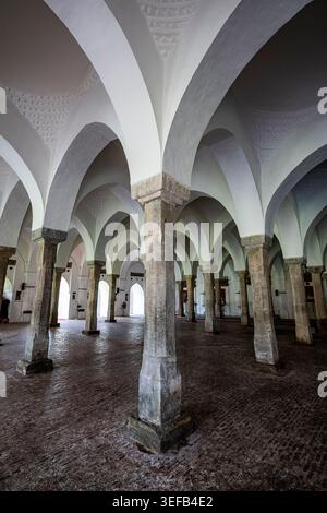 Vista interna della Moschea Sixty Dome con archi e colonne in un sito storico in Bangladesh Foto Stock