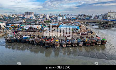 La vista aerea mostra il mercato del pesce e le barche a Chittagong, Bangladesh durante il giorno Foto Stock