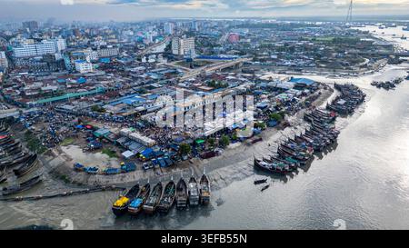 Vista aerea che mostra il mercato del pesce a Chittagong Bangladesh con barche e venditori impegnati nel commercio durante le ore diurne Foto Stock