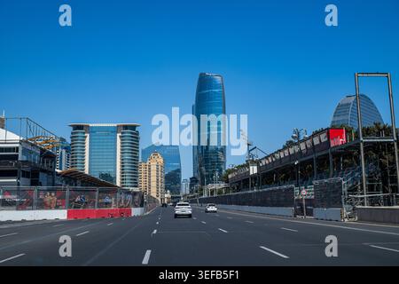 Baku presenta un'architettura moderna e alti edifici lungo una strada limpida in una giornata di sole Foto Stock