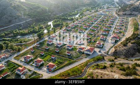 Il resort di montagna a Lachin mostra una vista di cottage e natura vicino a Qarabaqh in Azerbaigian con strade tortuose e vegetazione Foto Stock