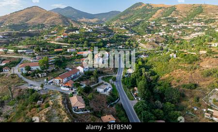 Vista del resort di montagna Lachin con verdi colline e strade tortuose nella regione di Qarabaqh in Azerbaigian Foto Stock