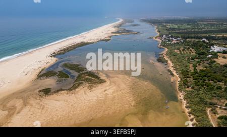 Lunghe spiagge sabbiose circondano Cacela Velha in Algarve, Portogallo, con vista sul fiume in una giornata limpida Foto Stock