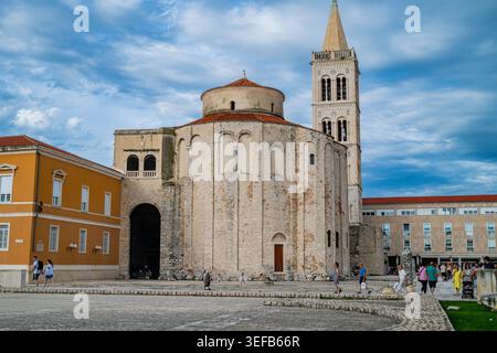 La gente cammina vicino alla Chiesa di San Donato e al foro Romano a Zara, Croazia Foto Stock