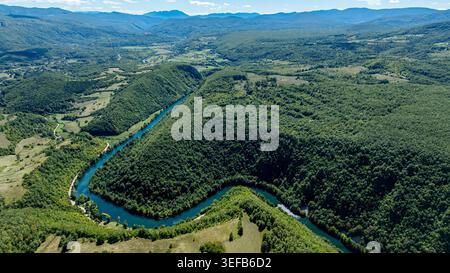 Vista panoramica del fiume una che si snoda attraverso il Parco Nazionale una in Bosnia ed Erzegovina Foto Stock