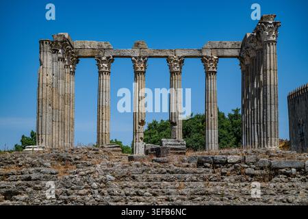 Esplorazione delle rovine del Tempio Romano di Evora che mostrano l'antica architettura e il significato storico in Portogallo Foto Stock