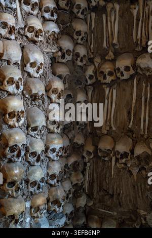 L'interno della Cappella delle ossa mostra pareti fiancheggiate da teschi e ossa umane Foto Stock