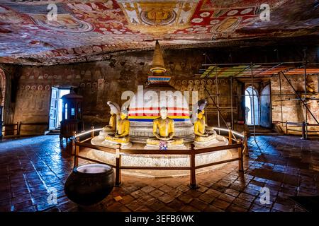 Statue di Buddha e stupa nel tempio della grotta di Dambulla al tramonto in Sri Lanka Foto Stock
