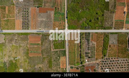 Vista aerea della pianura di Stari Grad che mostra i campi e le strade della Croazia Foto Stock
