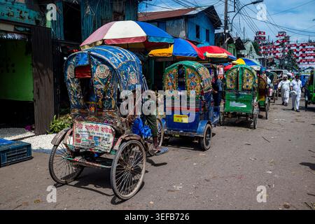 Mercato di verdure lungo il fiume Buriganga a Dacca, dove la gente commercializza prodotti freschi durante il giorno Foto Stock