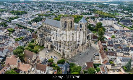 La cattedrale di Bourges si erge nel cuore di Bourges e presenta un'architettura gotica e un significato storico in Francia Foto Stock