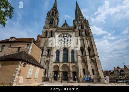 La Cattedrale di Chartres si erge alta con intricate rosone in Francia Foto Stock