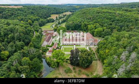 Veduta aerea dell'Abbazia di Fontenay che mostra le sue strutture e la foresta circostante in Francia Foto Stock