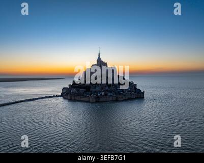 Vista aerea di Mont St Michel con l'acqua circostante al tramonto in Francia Foto Stock