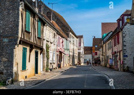 Le case in legno mostrano un'architettura antica nella provincia francese con un tranquillo sfondo stradale Foto Stock