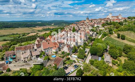 Vista aerea che mostra l'abbazia di Vezelay e la città collinare circostante in Francia Foto Stock