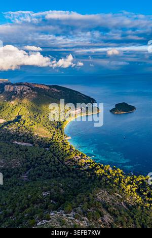 La vista aerea della penisola di Formentor a Maiorca mostra le coste e le acque blu Foto Stock