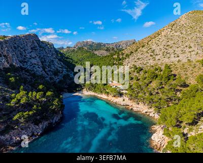 Splendida vista aerea della spiaggia di cala Murta con acque cristalline e terreni rocciosi a Maiorca, isole Baleari in Spagna Foto Stock