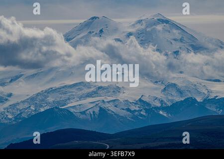 La vista sul Monte Elbrus a Kabardino-Balkaria cattura le vette innevate e le nuvole Foto Stock