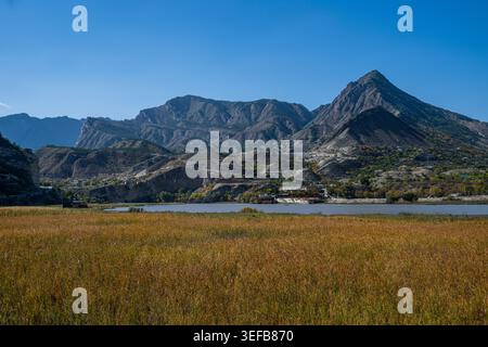 Paesaggio di montagna che circonda il fiume Karakoisu nel Daghestan, con bellezze naturali e caratteristiche paesaggistiche Foto Stock