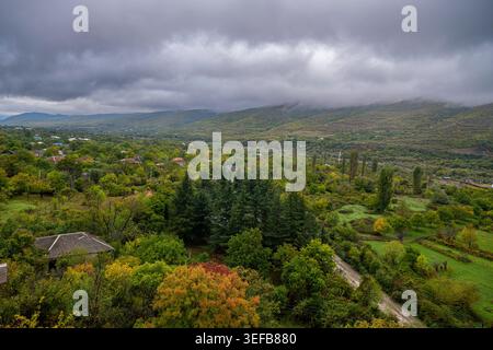 Vista dal monastero di Ikoti che si affaccia sulle verdi colline e i villaggi dell'Ossezia meridionale durante una giornata travolgente Foto Stock