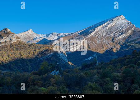 Paesaggio montano remoto nella regione russa del Caucaso con cieli limpidi e vette innevate Foto Stock