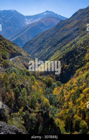 Esplora il remoto paesaggio montano nei colori autunnali della Cecenia e della regione del Caucaso in Russia con un fogliame vivace Foto Stock