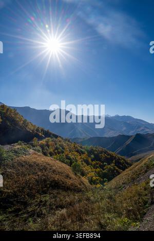 Sole luminoso che splende su un paesaggio montano remoto in Cecenia, regione del Caucaso della Russia Foto Stock
