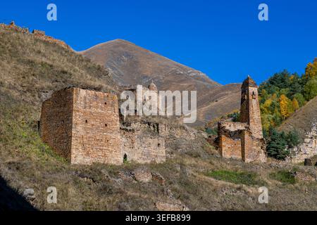 Esplorazione di un villaggio di montagna abbandonato nella regione del Caucaso della Russia Foto Stock