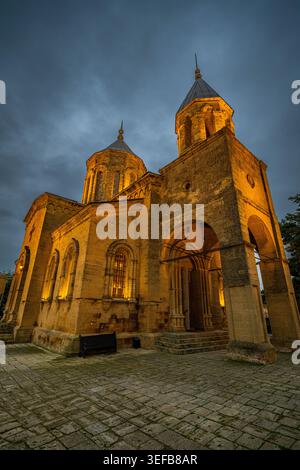 Chiesa armena illuminata di notte a Derbent, Daghestan, Russia, che mette in risalto la sua architettura storica Foto Stock
