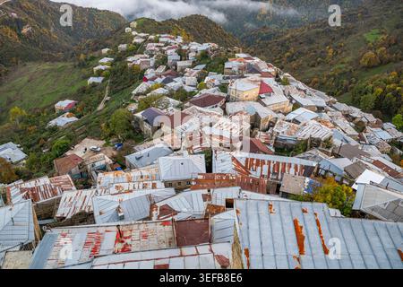 Vista dall'alto che mostra gli edifici nella città d'argento di Kubachi nel Daghestan, Russia, con colline e alberi Foto Stock
