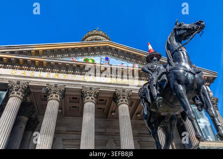 Statua del Duca di Wellington con cono stradale al Museo di Arte moderna di Glasgow in Scozia Foto Stock