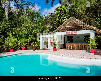 Piscina e area bar presso il Jungle Lodge Hotel a Tikal, Guatemala Foto Stock