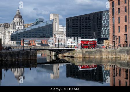 Vista dell'Albert Dock con il Liver Building e gli edifici moderni di Liverpool vicino all'acqua Foto Stock