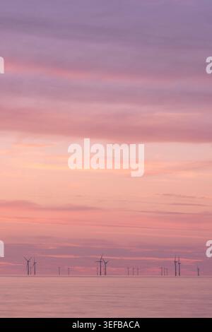 Turbine eoliche della Gwynt y Mor Offshore Wind Farm al tramonto, Mare d'Irlanda, costa del Galles del Nord, Regno Unito Foto Stock