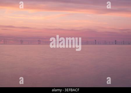 Turbine eoliche della Gwynt y Mor Offshore Wind Farm al tramonto, Mare d'Irlanda, costa del Galles del Nord, Regno Unito Foto Stock