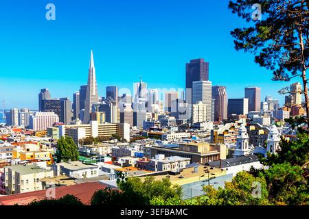 Vista dello skyline del quartiere finanziario con alti edifici e cielo limpido a San Francisco, California Foto Stock