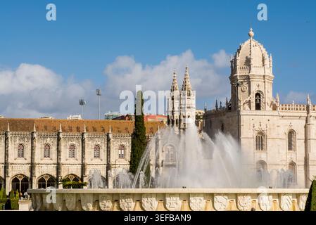 Fonte luminosa de Belem di fronte al Monastero di Jeronimos, Piazza dell'Impero, quartiere di Belem, Lisbona, Portogallo Foto Stock