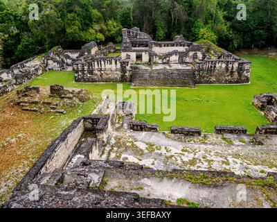 Esplora le antiche strutture dell'Acropoli centrale di Tikal, Peten, Guatemala durante il giorno Foto Stock