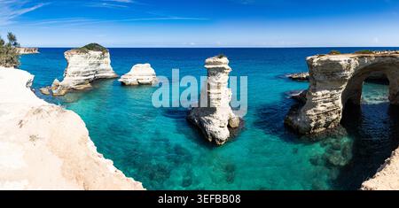 Vista panoramica dei faraglioni di Sant Andrea nel Salento in Italia durante una giornata di sole luminoso lungo la costa Foto Stock