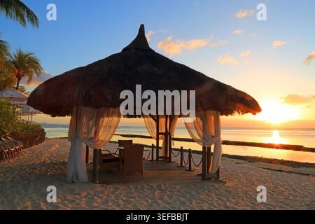 Gazebo nuziale al tramonto a Mauritius vicino alla spiaggia, vicino alle acque calme Foto Stock