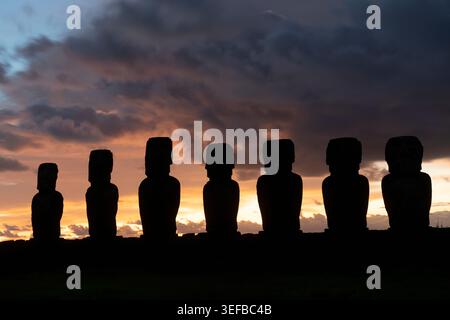Alba su ahu tongariki con statue moai sull'isola di pasqua in cile Foto Stock