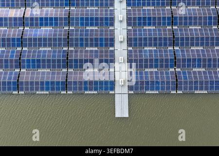 Vista aerea di file di pannelli solari galleggianti su una superficie d'acqua con passaggi centrali e motivi simmetrici Beilen, Drenthe, Paesi Bassi. Foto Stock