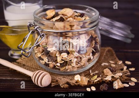 Muesli in vaso. Primo piano. Colazione salutare. Foto Stock