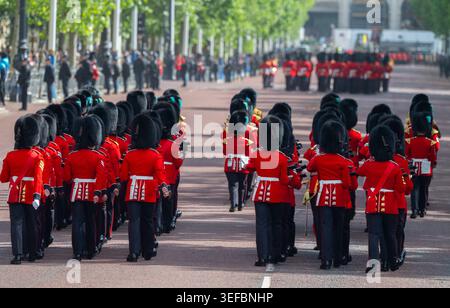 Londra, Regno Unito. 13 maggio 2026. Re Carlo III e la regina Camilla lasciano Buckingham Palace con Diamond Jubilee State Coach per assistere all'apertura di Stato del Parlamento e presentare il discorso del re, segnando formalmente la nuova sessione del Parlamento. La cerimonia storica è circondata da sfarzo, tradizione e colori. Crediti: Malcolm Park/Alamy Foto Stock