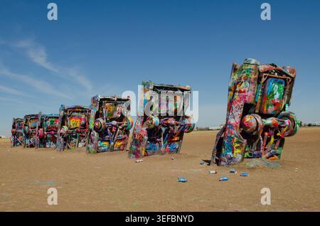 Auto dipinte con graffiti con rifiuti di vernice presso il Cadillac Ranch Route 66 ad Amarillo Texas USA Foto Stock
