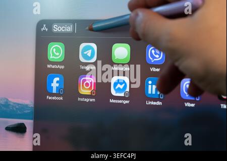 New York, Stati Uniti - 14 maggio 2026: Selezione dell'app social del computer sul menu dello schermo con vista ravvicinata a matita Foto Stock